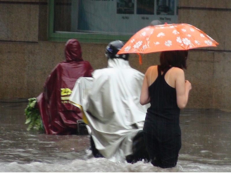 Chân dài... cũng vẫn bị ngập như thường