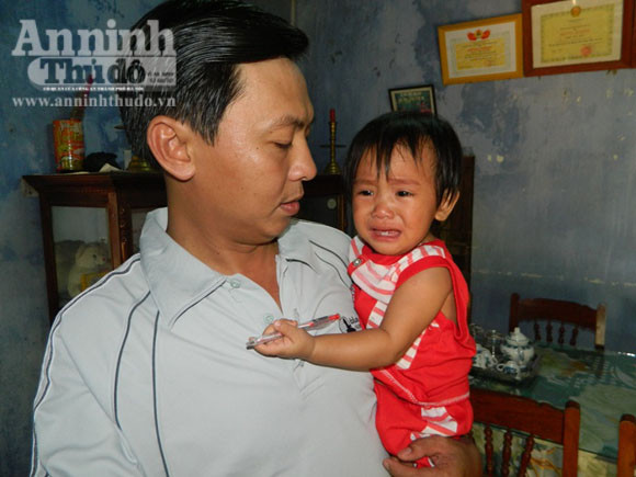 Cháu bé nhỏ hi hữu không bị thương, đang được gia đình một cán bộ CAH chăm sóc