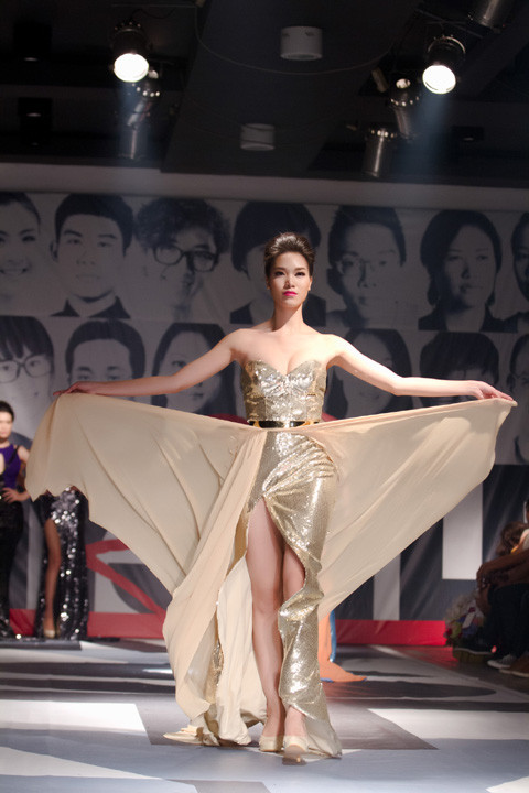 Bộ váy dạ hội màu nude giúp cô khoe được đôi chân thon, dài và vòng một đầy đặn