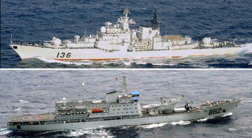 Một tàu khu trục Trung Quốc (trên) và tàu cứu nạn đi ngang vùng biển gần quần đảo Okinawa của Nhật ngày 8-6. Ảnh: KYODO NEWS