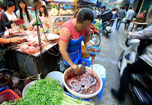 Rùng mình cảnh đánh, ăn tiết canh thản nhiên giữa Thủ đô ảnh 2