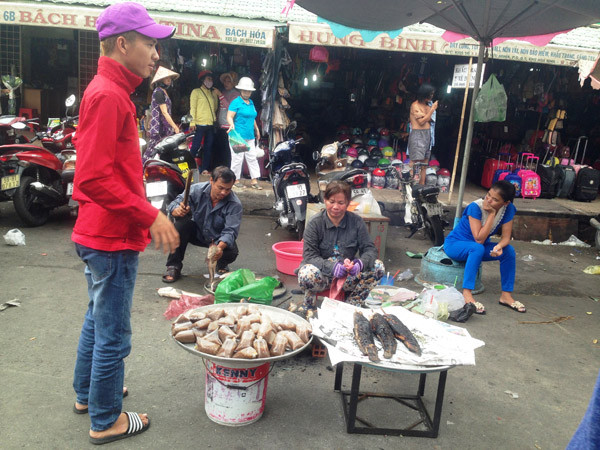 Nhộn nhịp mua cá lóc nướng trong ngày Thần tài ảnh 3