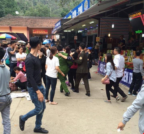 Bà cụ bị đánh ngất do giẫm chân cô gái khi đi Chùa Hương ảnh 2