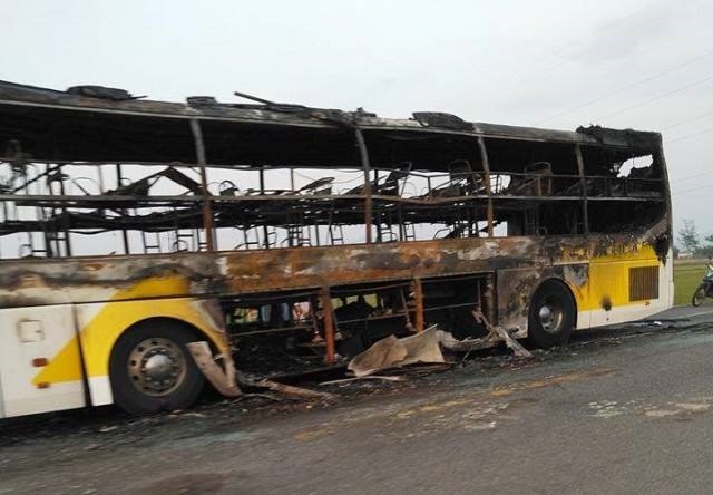 Xe giường nằm đang chạy bốc cháy dữ dội, tài xế bung cửa cho khách thoát nạn ảnh 1