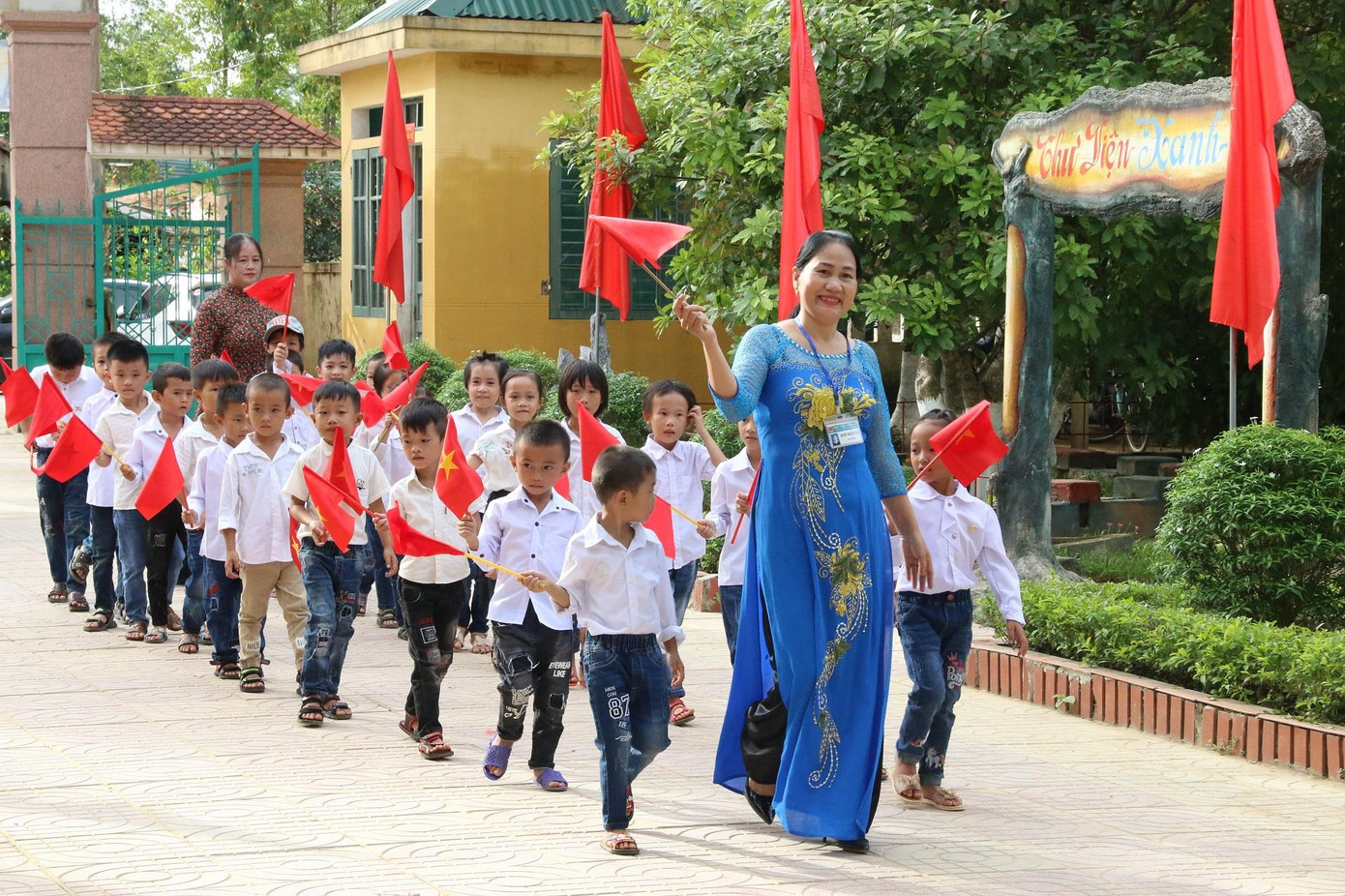 Niềm vui ngày tựu trường của học sinh vùng lũ ảnh 5