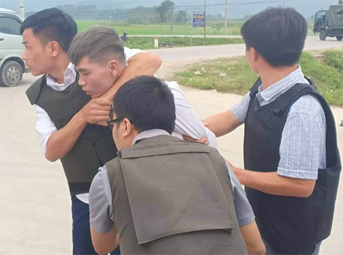 Bắt thêm ba nghi phạm vụ ôm súng, lựu đạn cố thủ trong ô tô ảnh 6