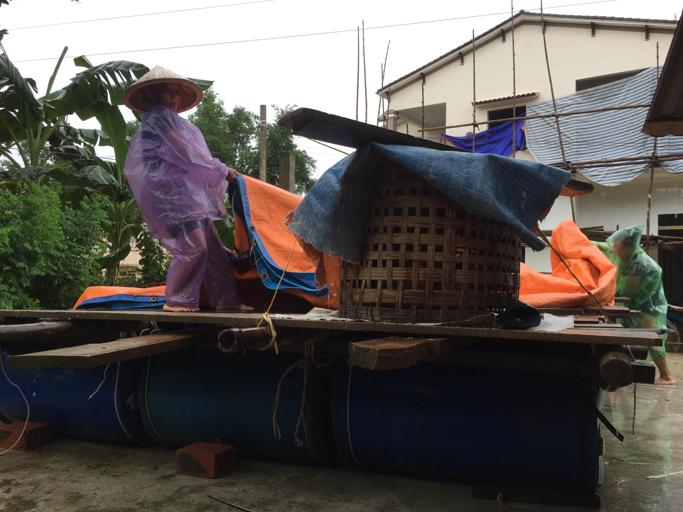 Vận chuyển mì tôm, lương khô vào cứu trợ người dân rốn lũ ảnh 12