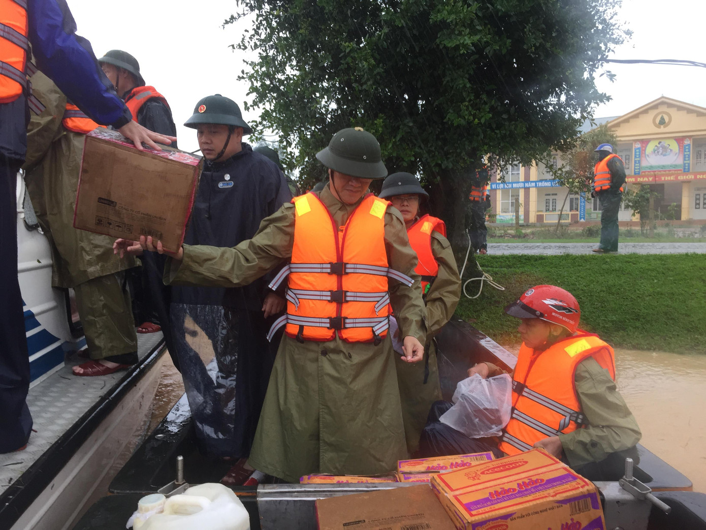 Vận chuyển mì tôm, lương khô vào cứu trợ người dân rốn lũ ảnh 3