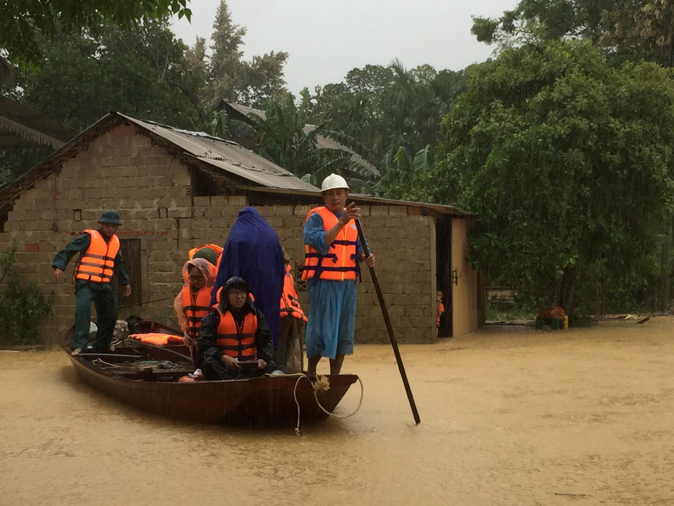 Vận chuyển mì tôm, lương khô vào cứu trợ người dân rốn lũ ảnh 5