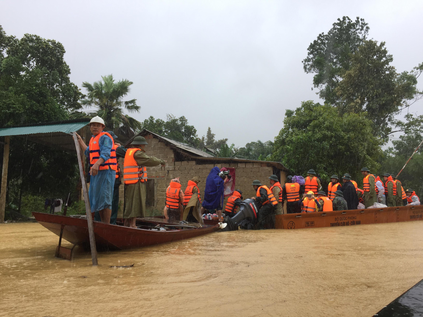 Vận chuyển mì tôm, lương khô vào cứu trợ người dân rốn lũ ảnh 6