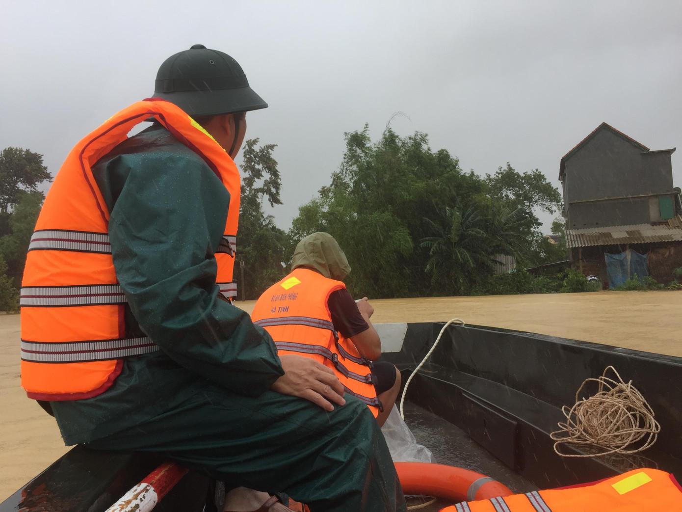 Vận chuyển mì tôm, lương khô vào cứu trợ người dân rốn lũ ảnh 4