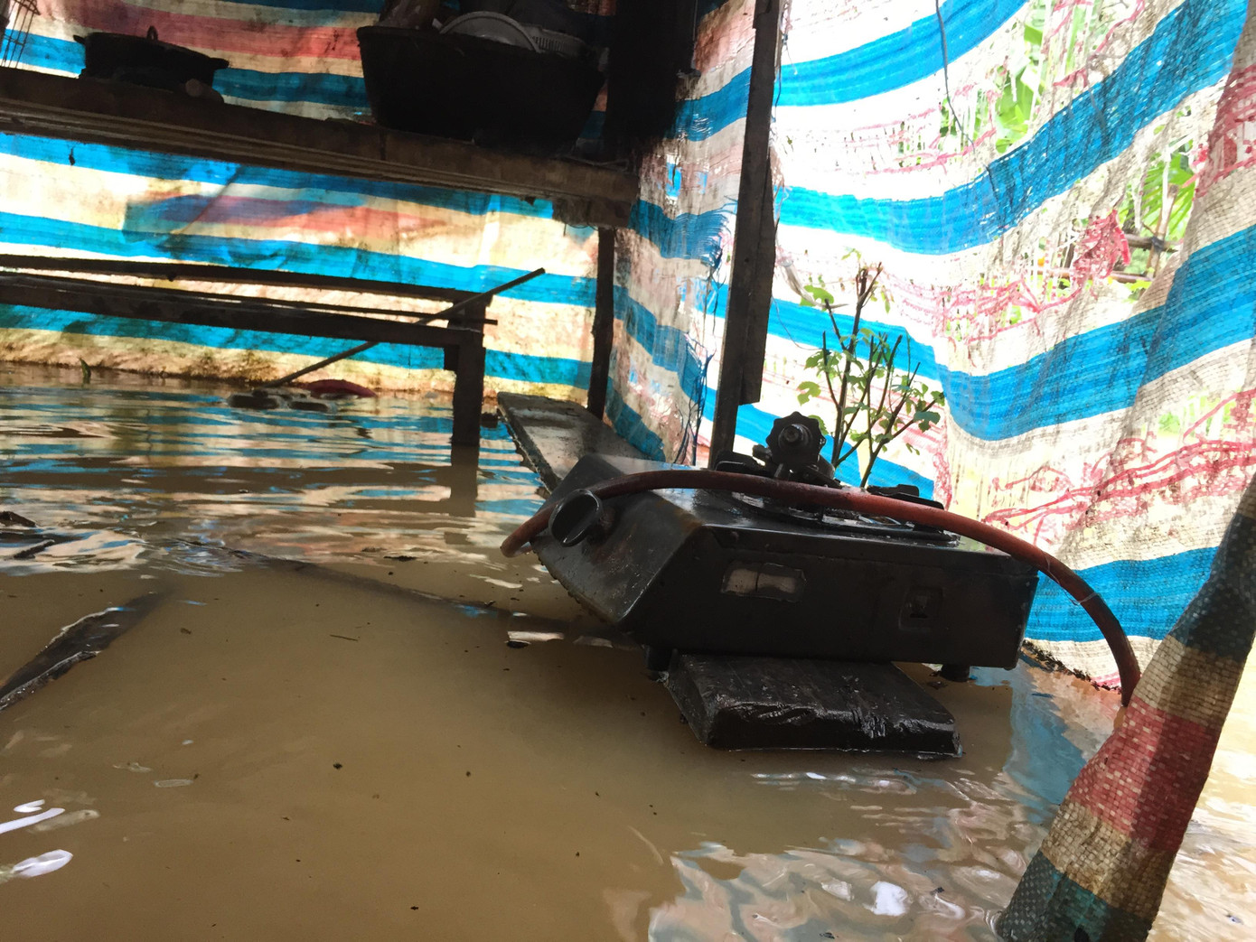 Vận chuyển mì tôm, lương khô vào cứu trợ người dân rốn lũ ảnh 9