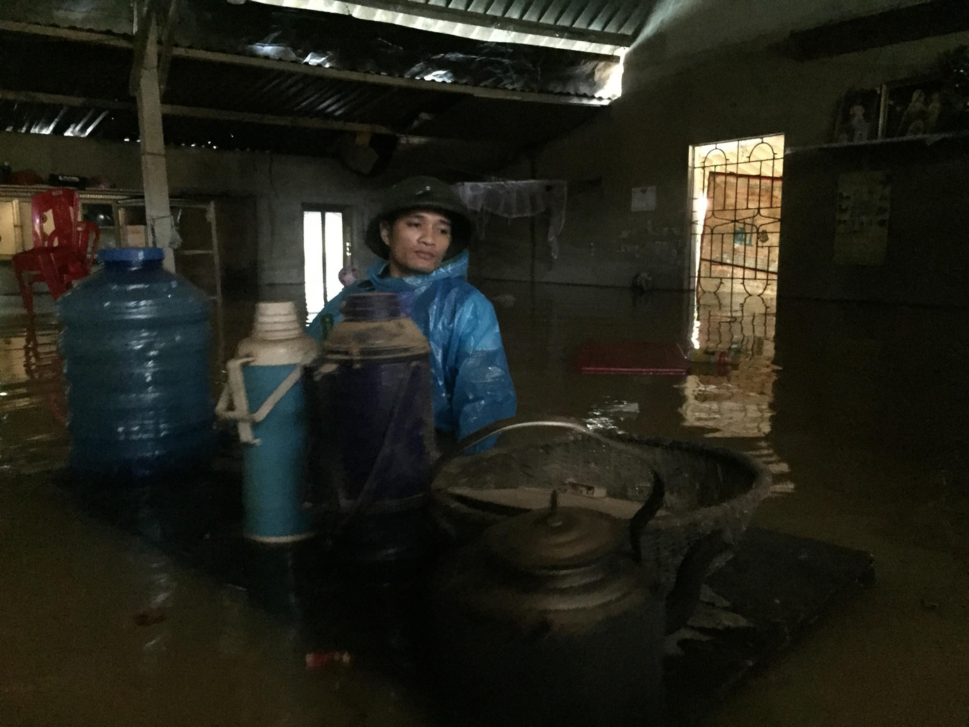 Vận chuyển mì tôm, lương khô vào cứu trợ người dân rốn lũ ảnh 10