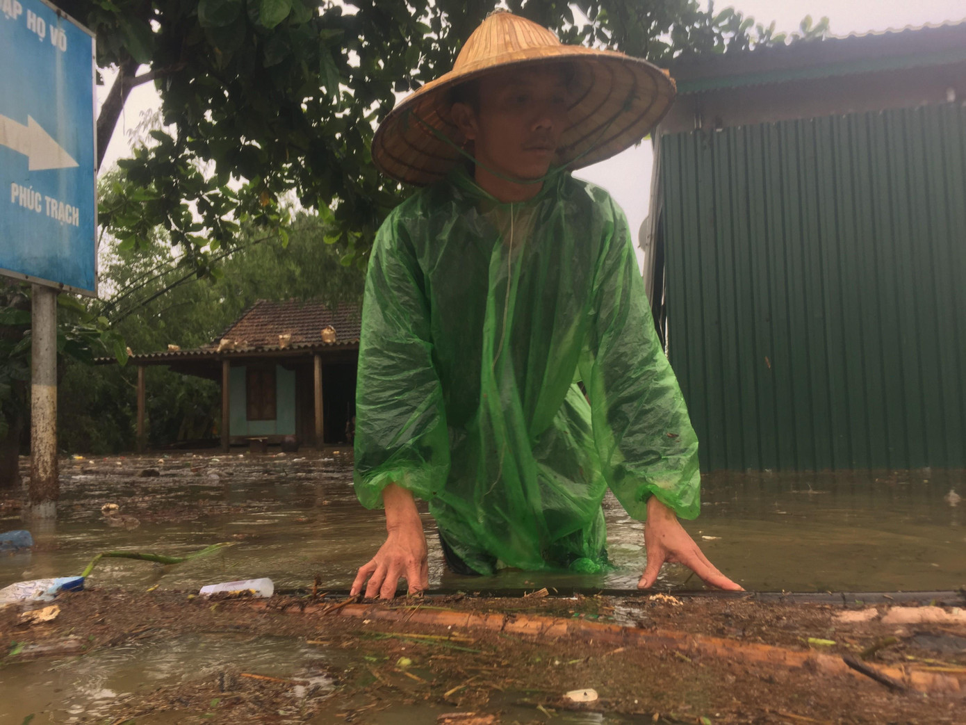 Nước ngập sâu tận nóc, dân vùng lũ ngồi mái nhà chờ nước rút ảnh 4