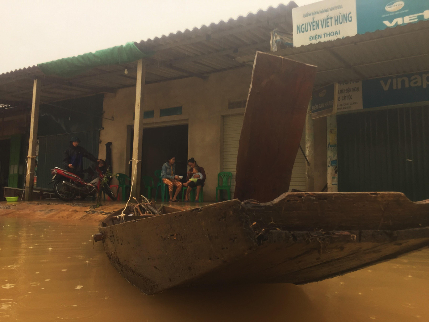 Nước ngập sâu tận nóc, dân vùng lũ ngồi mái nhà chờ nước rút ảnh 7