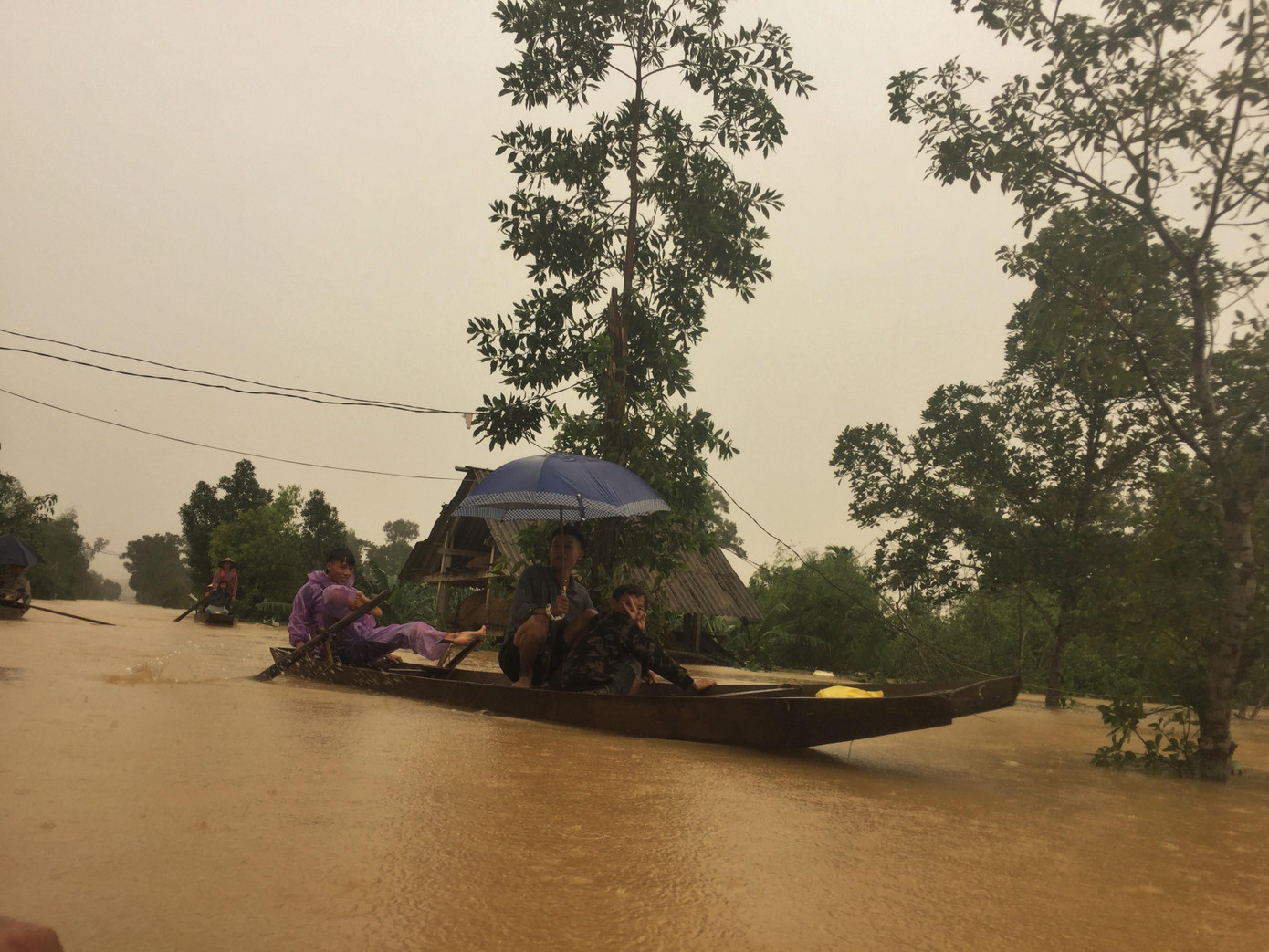 Nước ngập sâu tận nóc, dân vùng lũ ngồi mái nhà chờ nước rút ảnh 9