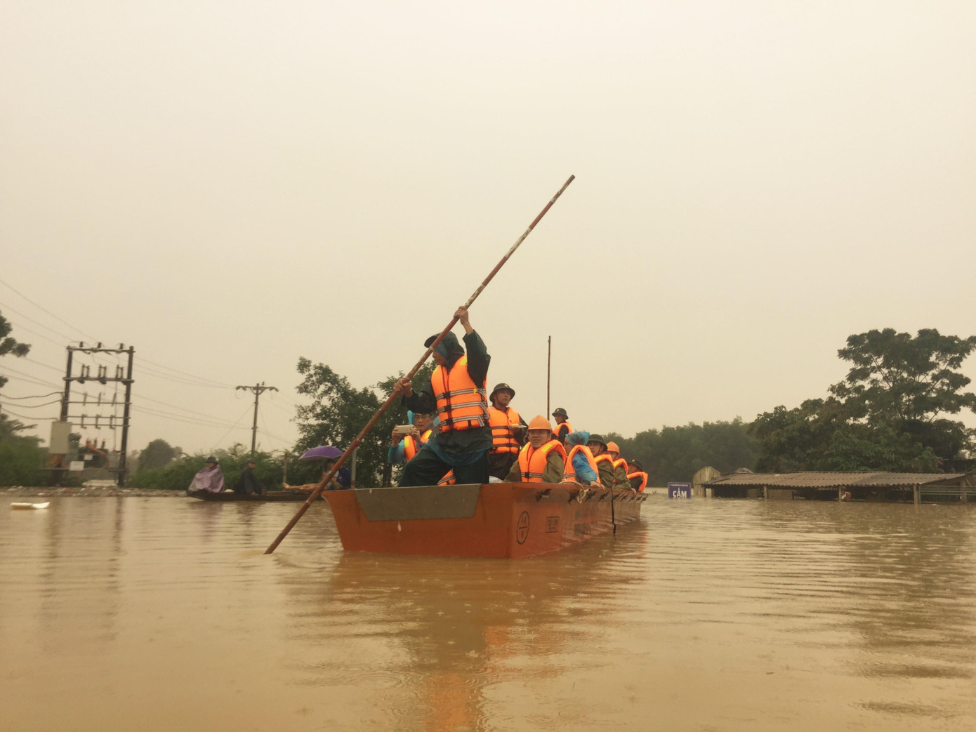 Nước ngập sâu tận nóc, dân vùng lũ ngồi mái nhà chờ nước rút ảnh 1