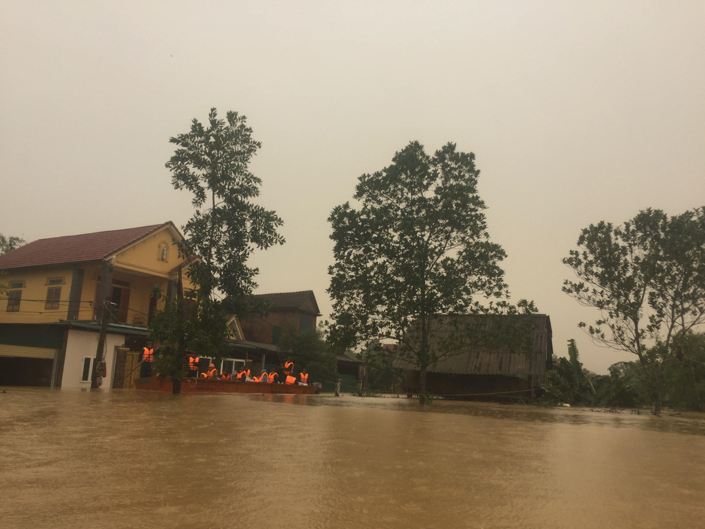 Nước ngập sâu tận nóc, dân vùng lũ ngồi mái nhà chờ nước rút ảnh 2