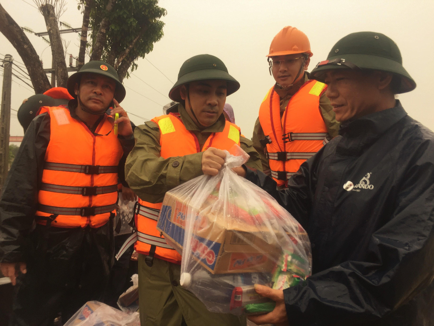 Nước ngập sâu tận nóc, dân vùng lũ ngồi mái nhà chờ nước rút ảnh 11