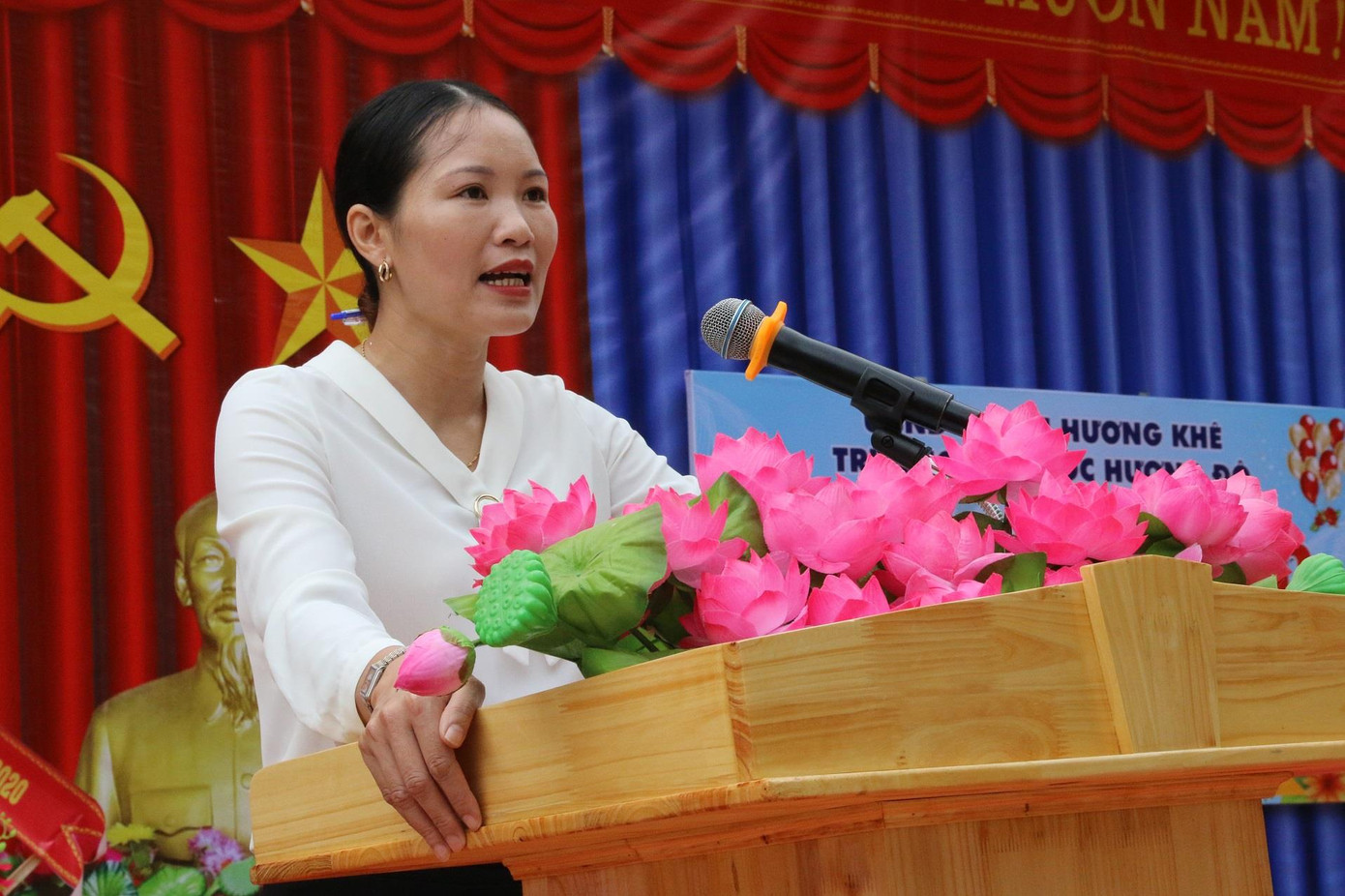 Niềm vui ngày tựu trường của học sinh vùng lũ ảnh 8