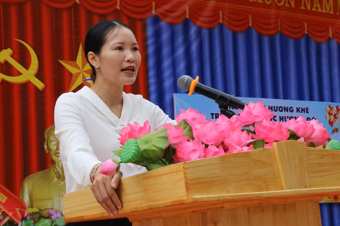 Niềm vui ngày tựu trường của học sinh vùng lũ ảnh 8