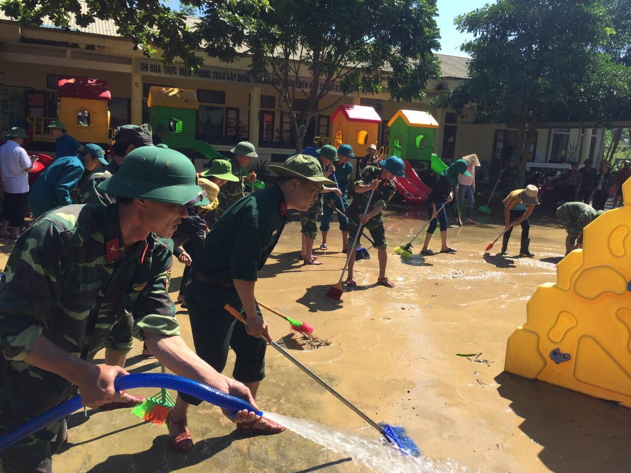 Ba huyện vùng lũ Hà Tĩnh khai giảng năm học mới vào sáng 9/9 ảnh 1