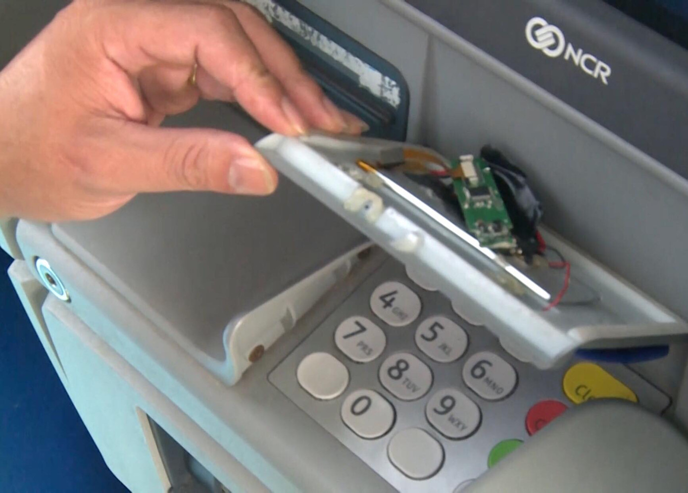 Truy tìm 2 đối tượng lắp thiết bị sao chụp dữ liệu lên cây ATM ảnh 2