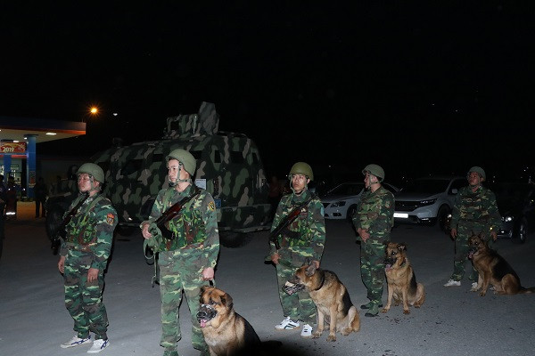 Vụ cầm súng cố thủ trong xe chở ma túy: Nghi phạm bỏ trốn ra đầu thú ảnh 4