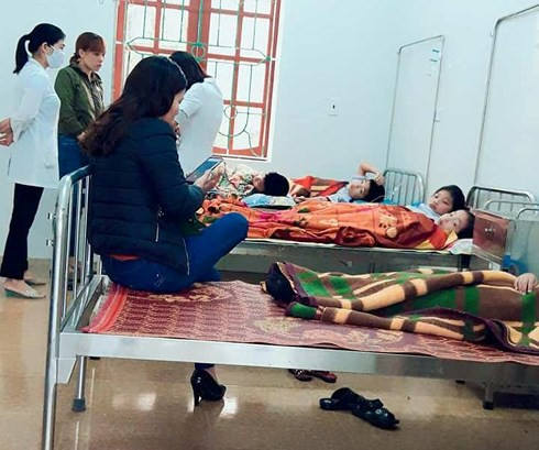 Sau bữa ăn sáng ở cổng trường, 7 học sinh cấp cứu vì ngộ độc ảnh 1