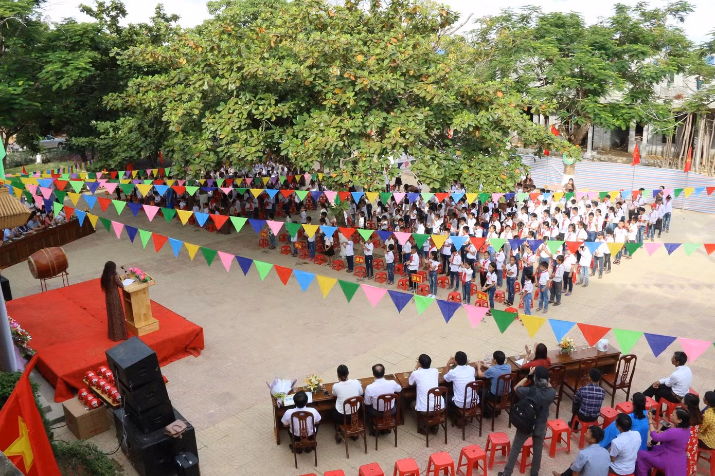 Niềm vui ngày tựu trường của học sinh vùng lũ ảnh 1