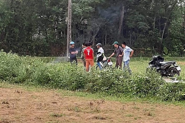 Nam thanh niên chết bên lề đường trên tay cầm kim tiêm ảnh 1