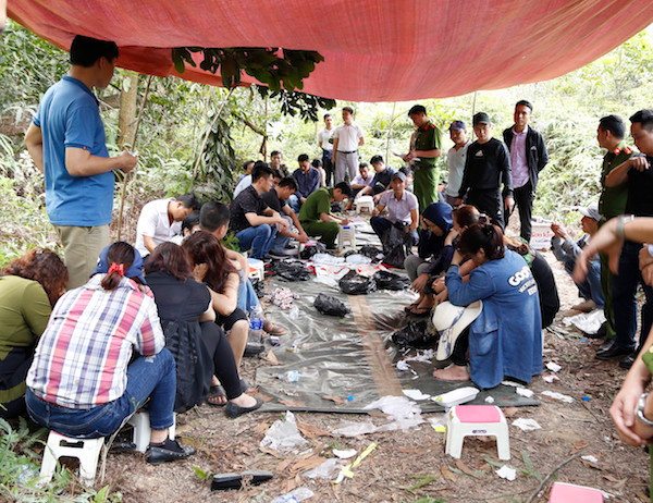 Hàng chục con bạc nhảy xuống hố ẩn nấp khi bị cảnh sát đột kích ảnh 1