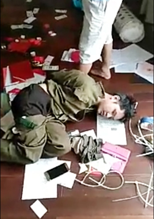 Công an quật ngã tên cướp dùng hung khí khống chế con tin ảnh 1