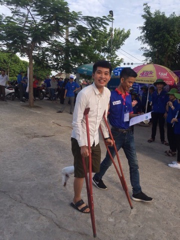 Nam sinh ngồi xe lăn, chống gậy tham gia kỳ thi THPT quốc gia ảnh 2