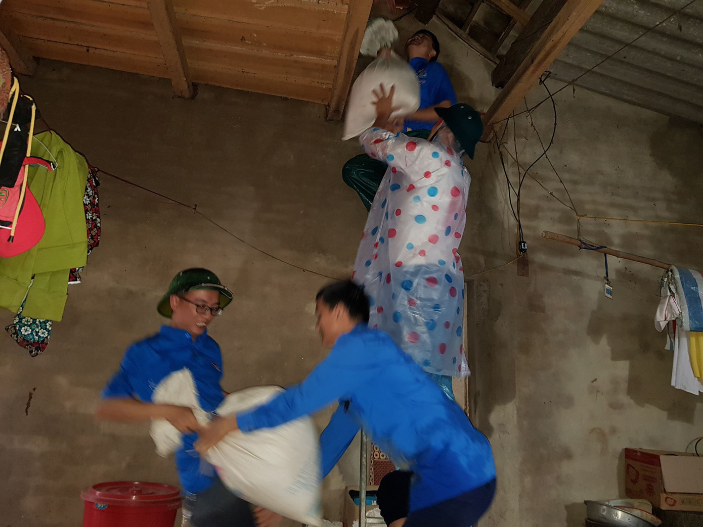 Nước ngập sâu tận nóc, dân vùng lũ ngồi mái nhà chờ nước rút ảnh 12