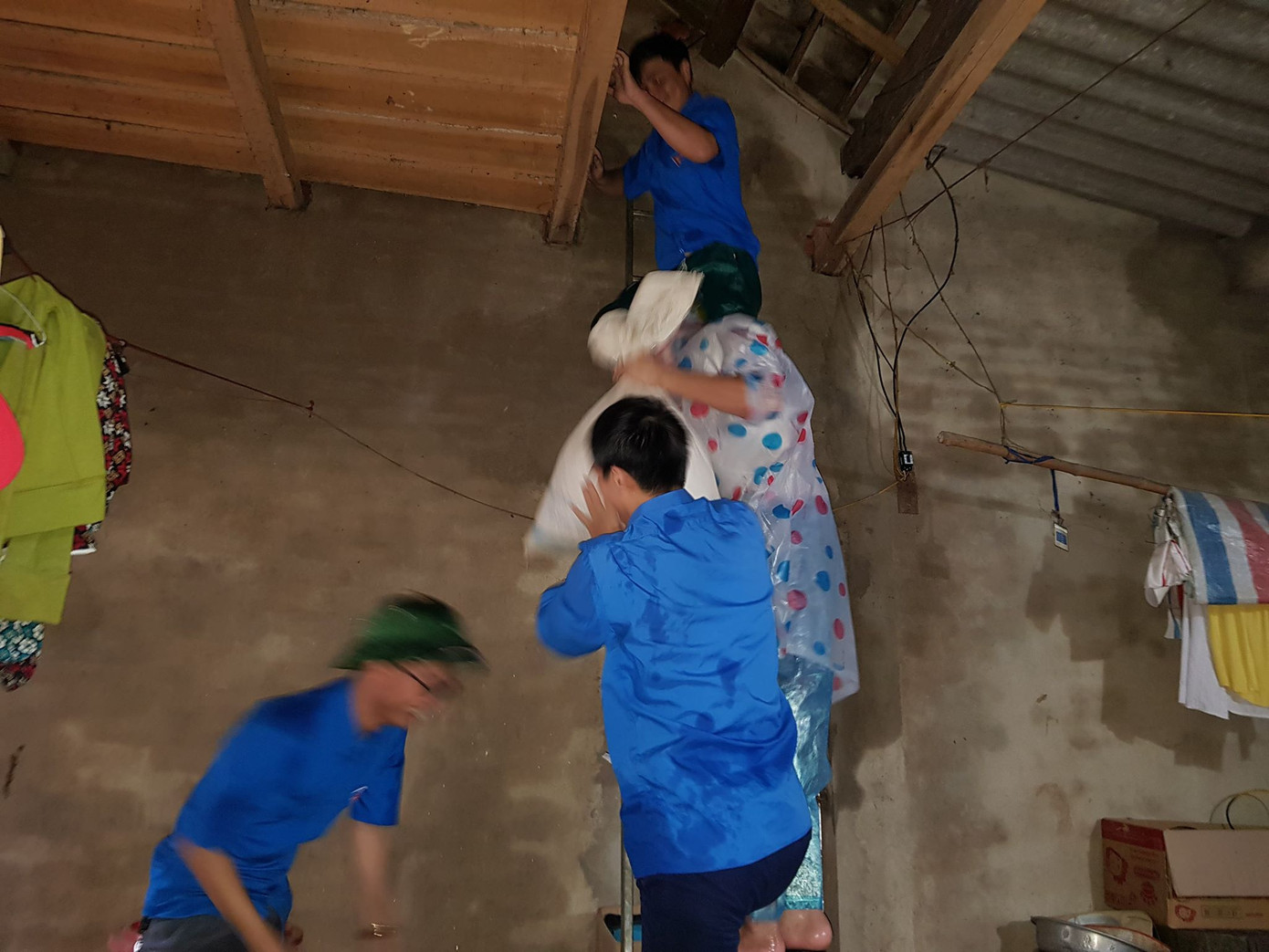 Nước ngập sâu tận nóc, dân vùng lũ ngồi mái nhà chờ nước rút ảnh 13