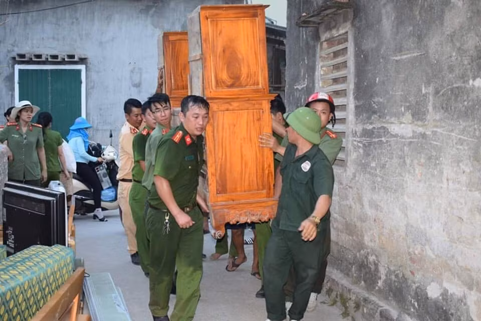 Người phụ nữ ngạt khói tử vong khi mang nước cho lực lượng cứu hỏa ảnh 3