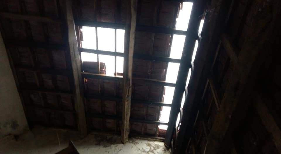 Lốc cuốn bay mái trường tiểu học cùng hàng chục nhà dân ảnh 2