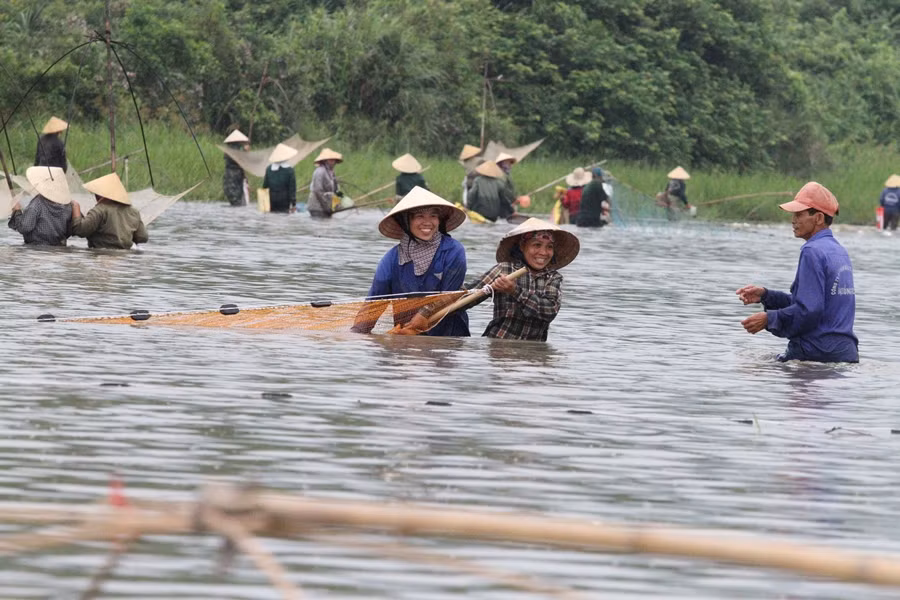 Dân Hà Tĩnh hò vang trời ào xuống đầm bắt cá cầu may ảnh 5