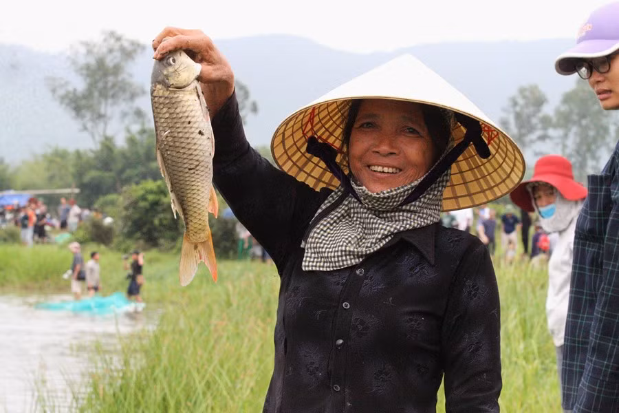 Dân Hà Tĩnh hò vang trời ào xuống đầm bắt cá cầu may ảnh 6