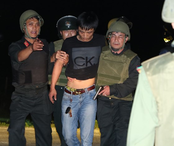 Bắt em họ nghi phạm cầm súng, lựu đạn cố thủ nhiều giờ trong ô tô ảnh 2