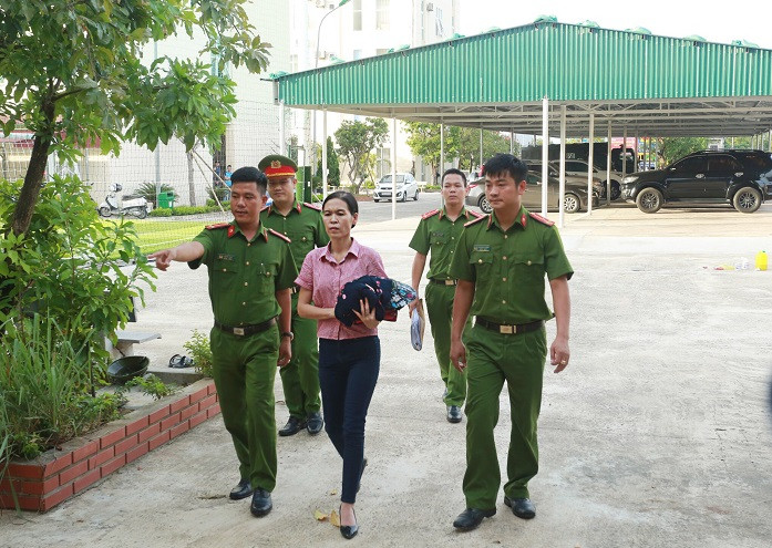 Bắt tạm giam cô giáo lừa tiền chạy việc ảnh 1