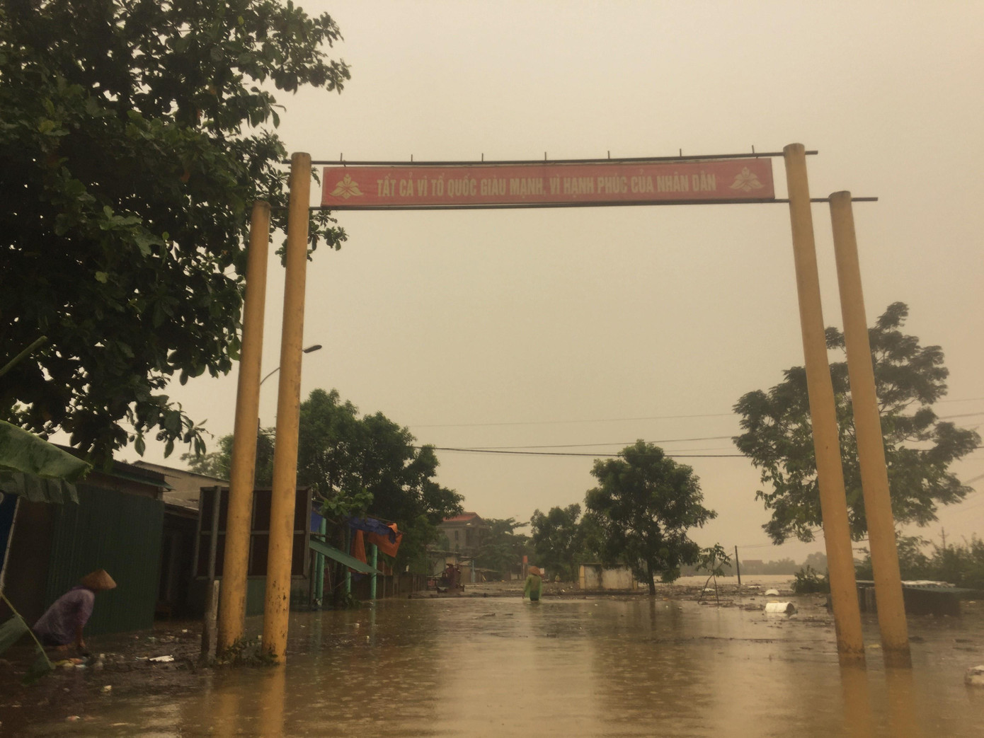 Nước ngập sâu tận nóc, dân vùng lũ ngồi mái nhà chờ nước rút ảnh 3