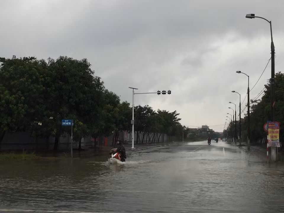Mưa thâu đêm, nhiều tuyến đường TP Hà Tĩnh ngập nặng ảnh 5