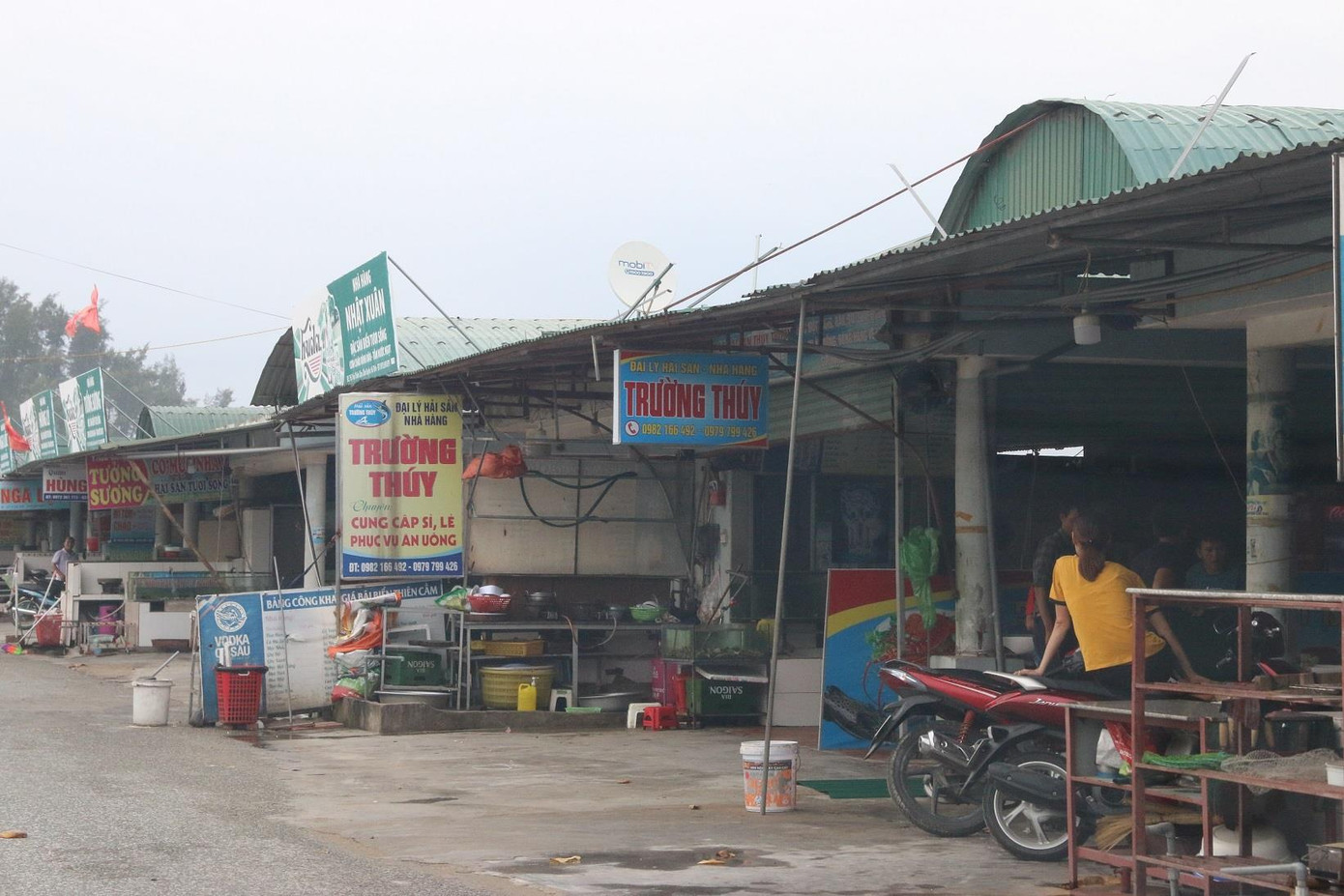 Vòi rồng cao hàng chục mét xuất hiện ở biển Vũng Áng trước giờ bão số 4 đổ bộ ảnh 4 Vòi rồng cao hàng chục mét xuất hiện ở biển Vũng Áng trước giờ bão số 4 đổ bộ ảnh 4