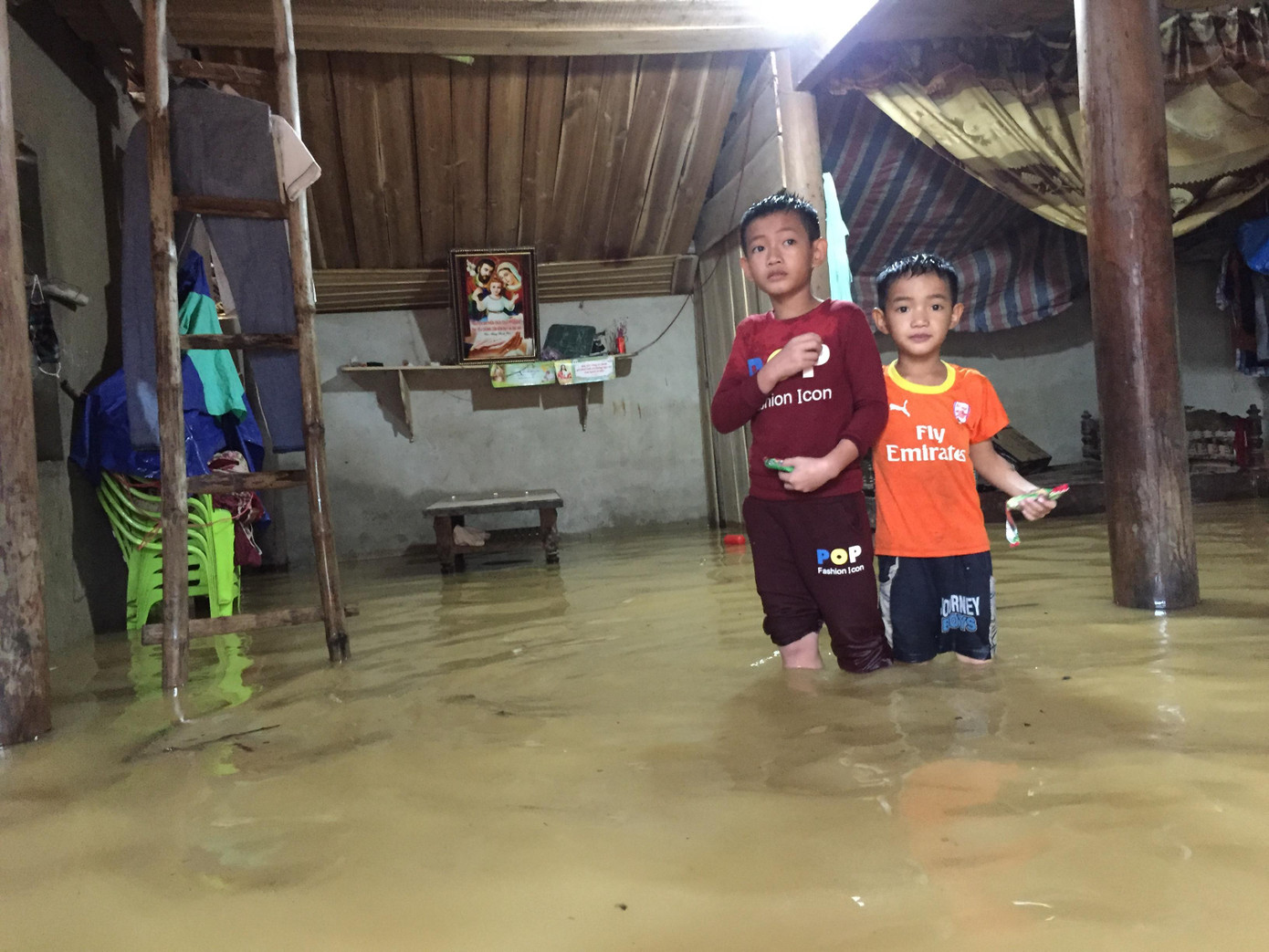 Vận chuyển mì tôm, lương khô vào cứu trợ người dân rốn lũ ảnh 8