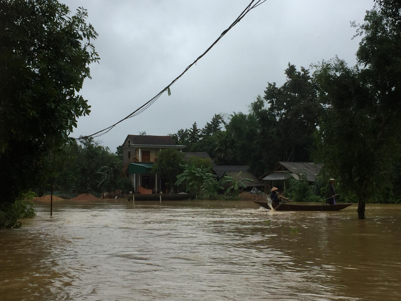 Vận chuyển mì tôm, lương khô vào cứu trợ người dân rốn lũ ảnh 2