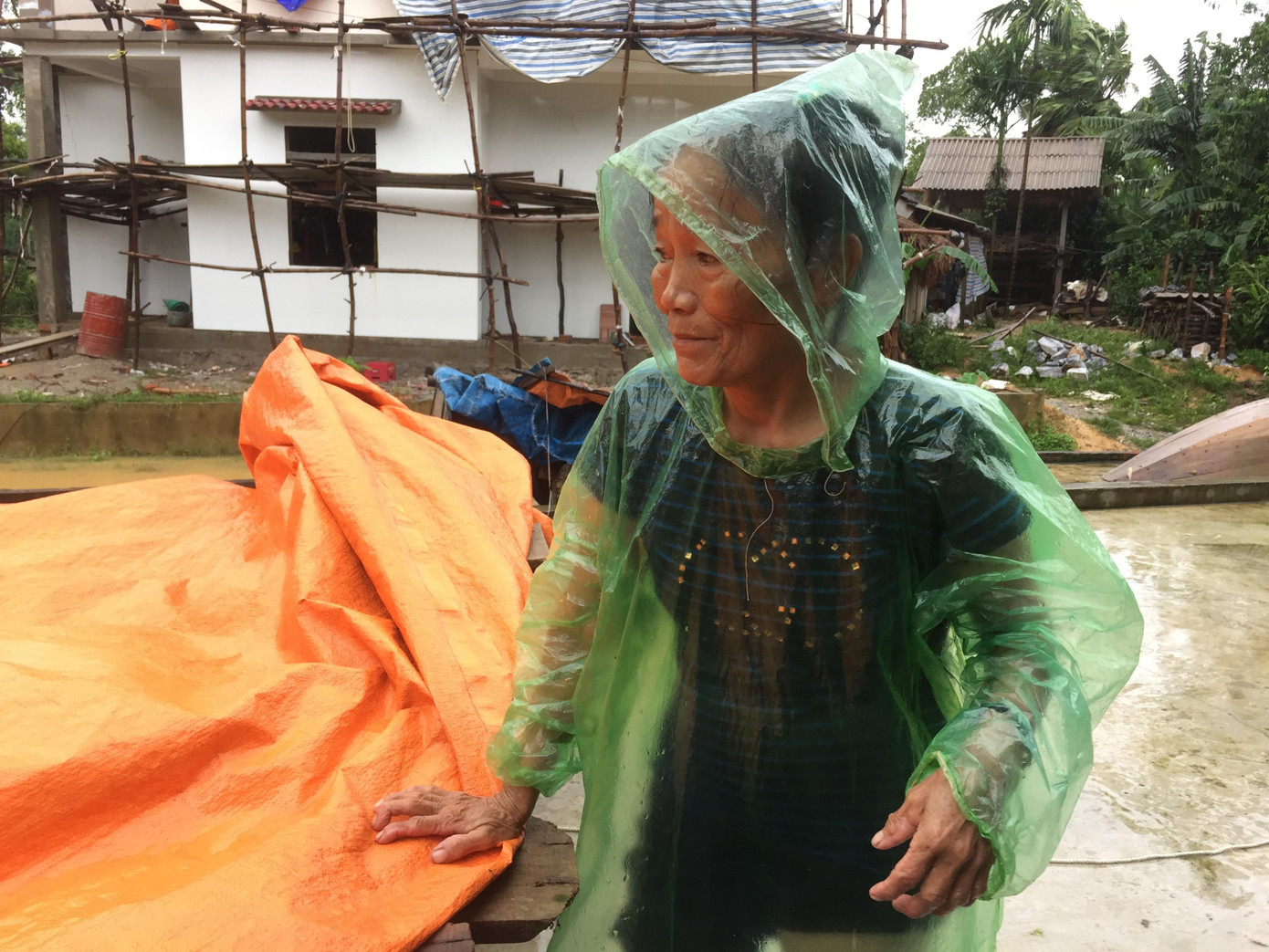 Vận chuyển mì tôm, lương khô vào cứu trợ người dân rốn lũ ảnh 11