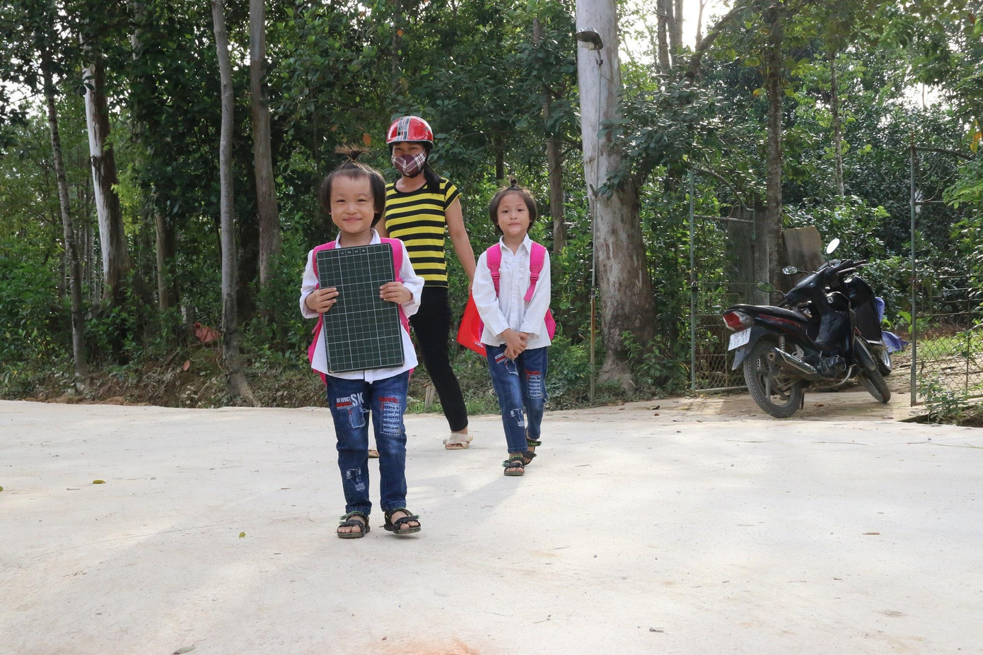 Niềm vui ngày tựu trường của học sinh vùng lũ ảnh 2