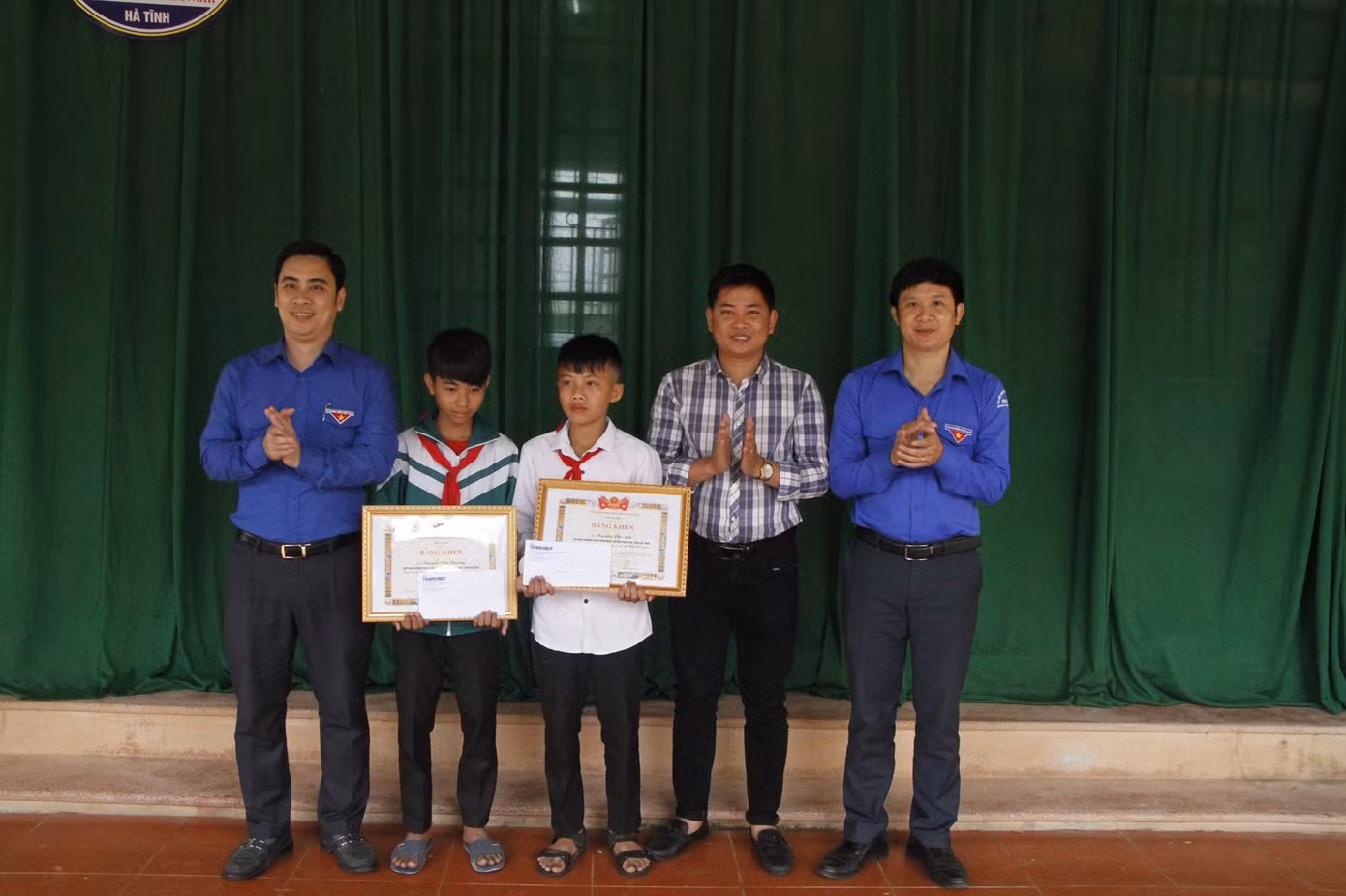 Tỉnh Đoàn Hà Tĩnh tặng bằng khen cho hai em học sinh cứu người ảnh 1
